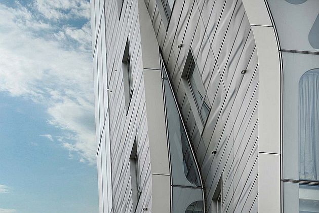 500 stainless steel panels cover the facade with visible open joints