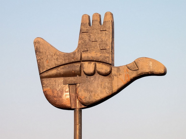 Escultura Open Hand (mano abierta) representando el lema de la ciudad de Chandigargh creada por Le Corbusier: “abierto a dar, abierto a recibir”.  Dimensiones: 12,5 m de ancho y 8,86 m. de alto.