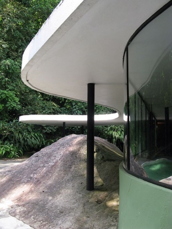 Oscar Niemeyer sustentó la Casa das Canoas sobre pilotis. 