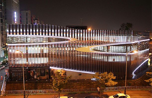 Lights and images refraction in the polycarbonate façade 