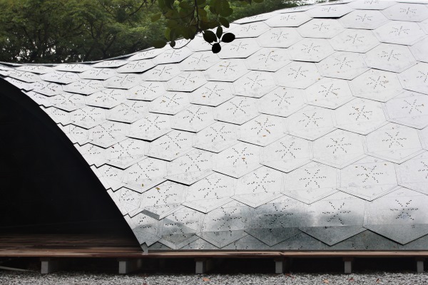 600 steel scales cover the catenary vault of the SUTD pavilion