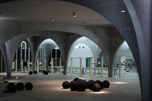 Tama Art University Library (Japan). Inspired by nature, which never creates identical works, each arch is different.