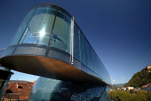 La  “aguja” es un mirador y un puente entre el Kunsthaus y  Eisernes Haus