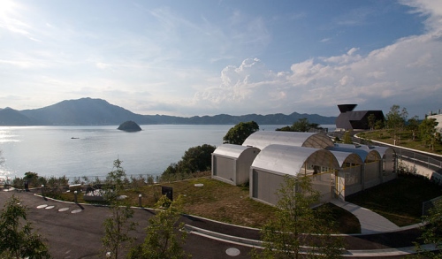 The Toyo Ito Museum of Architecture, in the Japanese island of Omishima, collects the work of the author. 