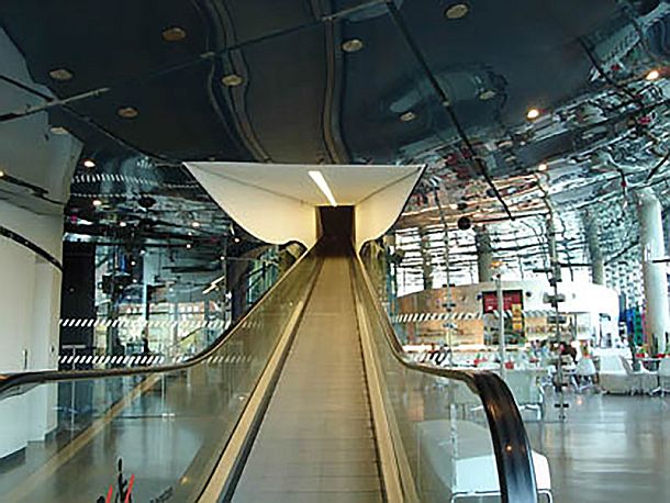 Two travelators transport the visitors through the museum