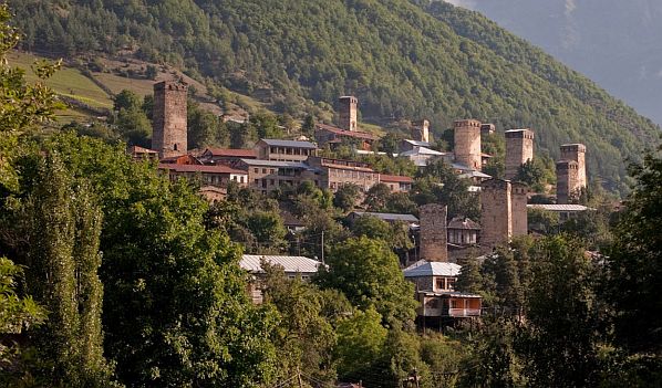 La arquitectura del aeropuerto guarda relación con las torres medievales de piedra de Mestia