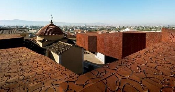 El diseño del moderno edificio deja en su centro una capilla barroca