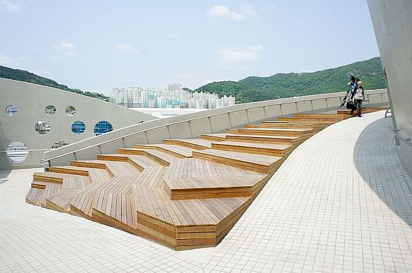 A ramp descends from the garden areas of the roof 