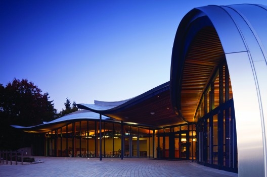 The roof petals are made of aluminium panels.