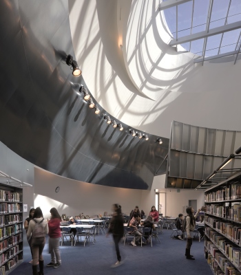 La biblioteca, con forma de cono truncado, está coronada por una claraboya