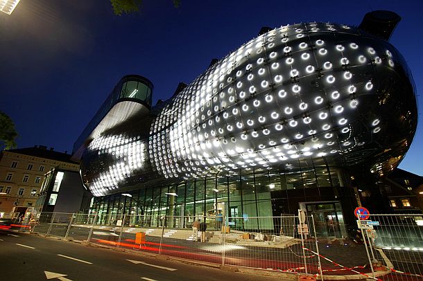 The lights of the coating of the Kunsthaus become pixels of a giant projection screen