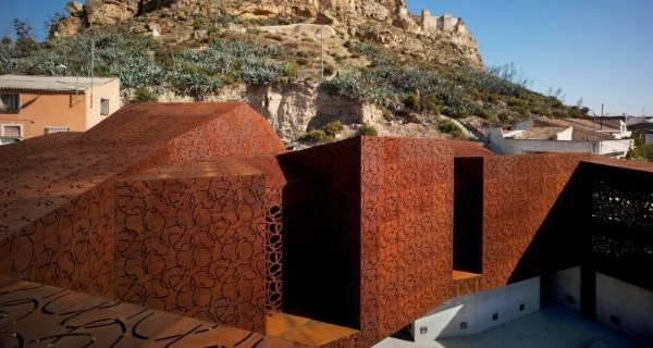 En la cima de la colina se divisan los restos del castillo de Monteagudo, Murcia