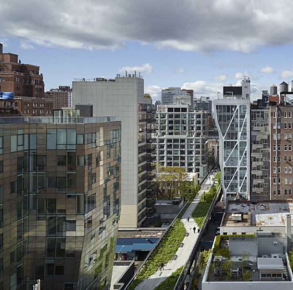 VisualARQ enjoys the building duality: a luxury condominium for residents and an interesting architecture for New York pedestrians