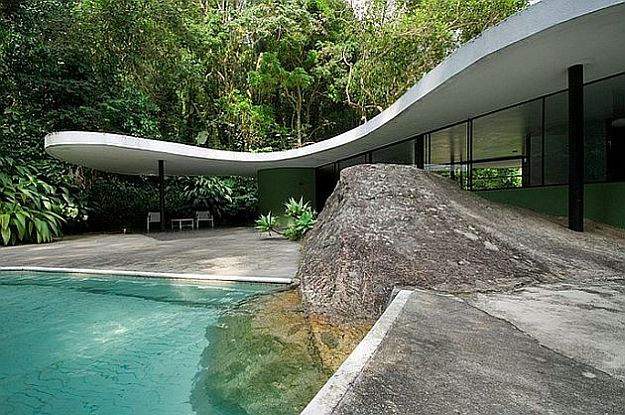 The white winding roof, the pool and the rock are the core of the Casa das Canoas premises